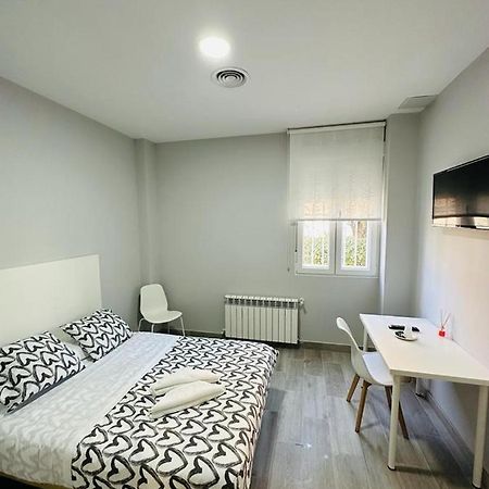 Hospedaje Cuatro Vientos Madrid Esterno foto