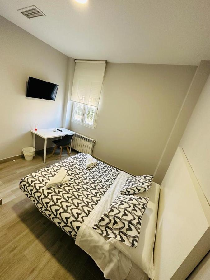 Hospedaje Cuatro Vientos Madrid Esterno foto