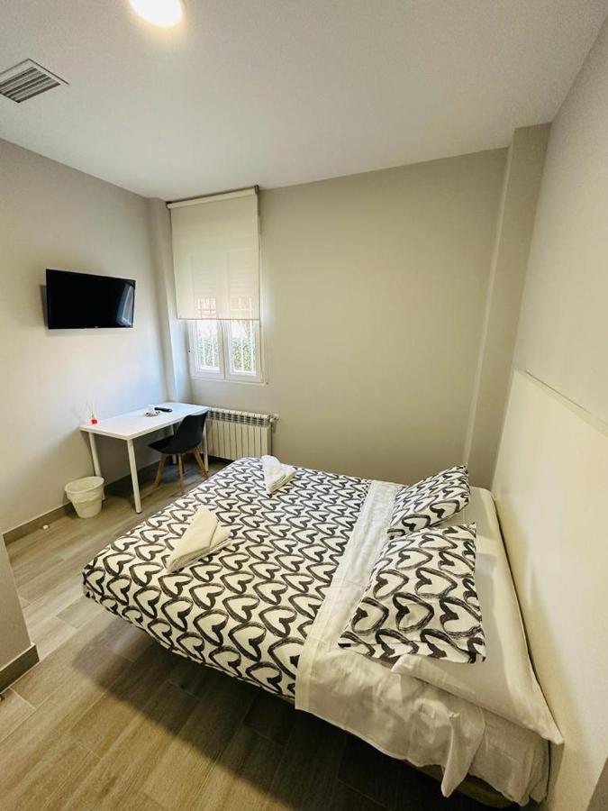 Hospedaje Cuatro Vientos Madrid Esterno foto