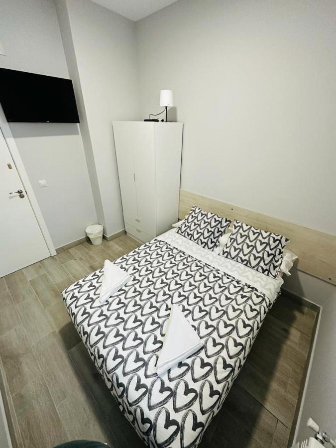 Hospedaje Cuatro Vientos Madrid Esterno foto