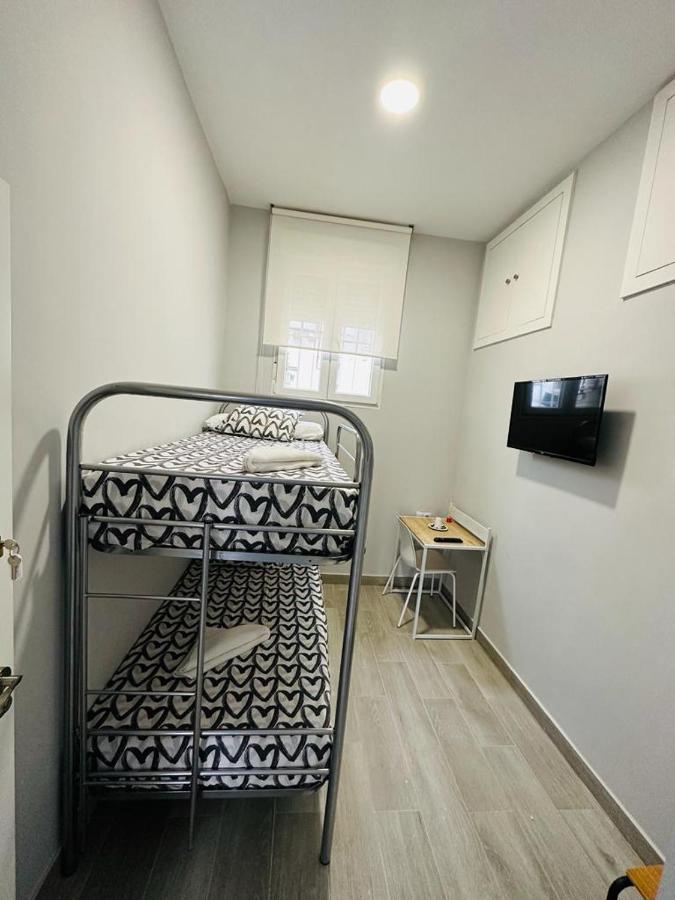 Hospedaje Cuatro Vientos Madrid Esterno foto
