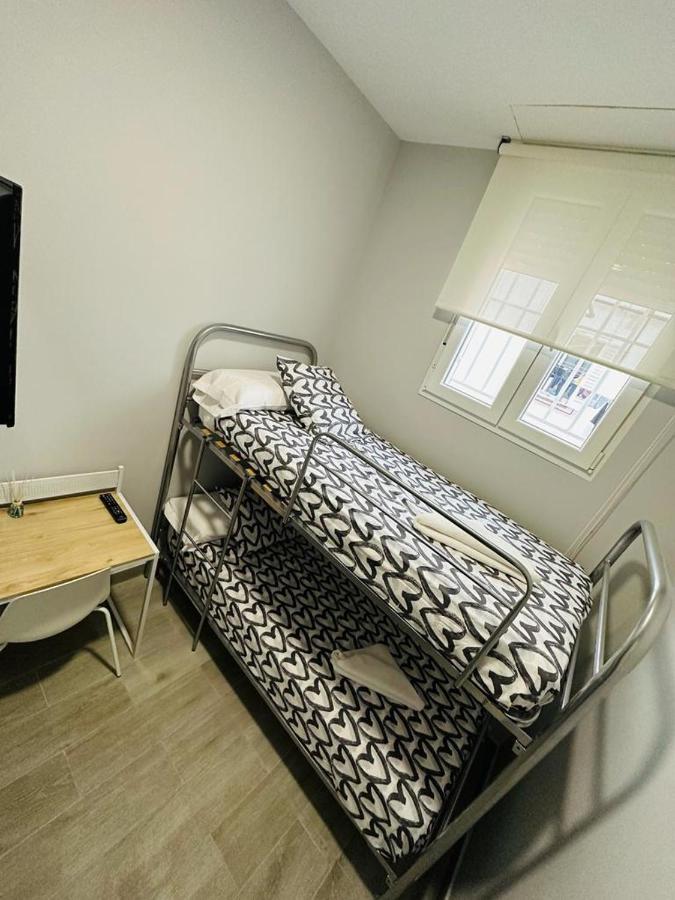 Hospedaje Cuatro Vientos Madrid Esterno foto